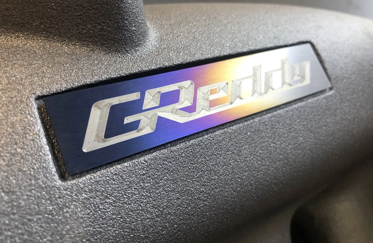 GREDDY TI PLENUM EMBLEM (105x20MM) - (18000201)